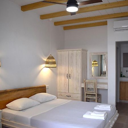 Κalamitsi Rooms & Apartments Kímolos エクステリア 写真