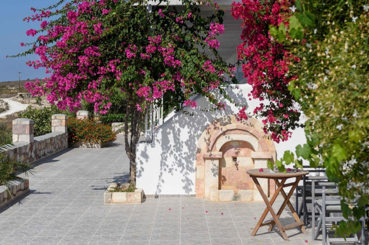 Κalamitsi Rooms & Apartments Kímolos エクステリア 写真