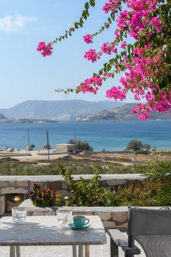 Κalamitsi Rooms & Apartments Kímolos エクステリア 写真