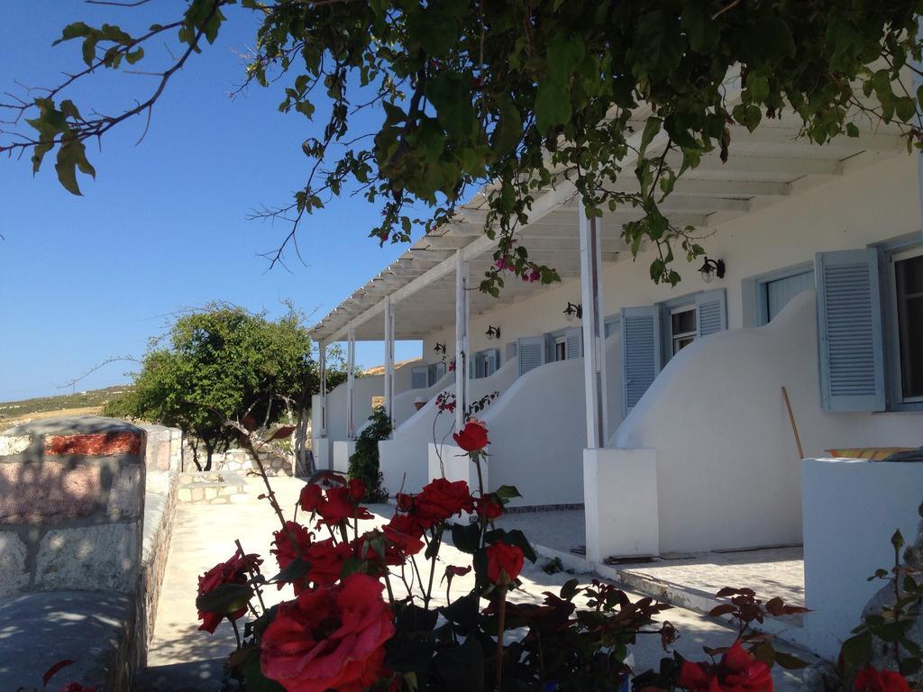 Κalamitsi Rooms & Apartments Kímolos エクステリア 写真