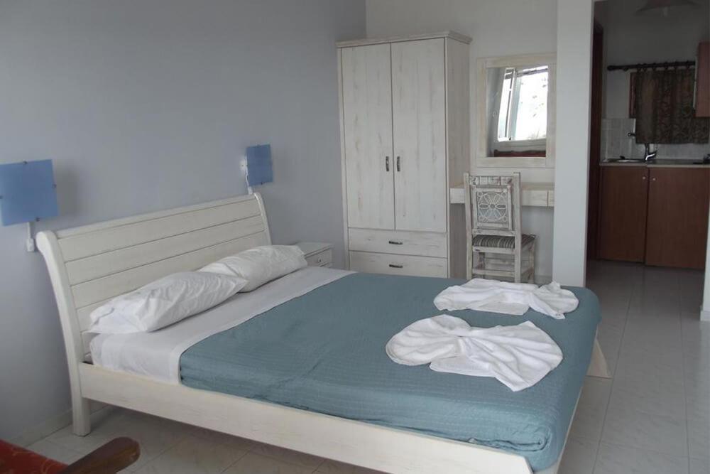 Κalamitsi Rooms & Apartments Kímolos エクステリア 写真