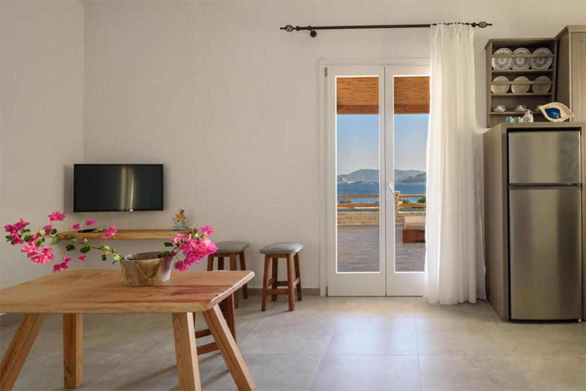 Κalamitsi Rooms & Apartments Kímolos エクステリア 写真