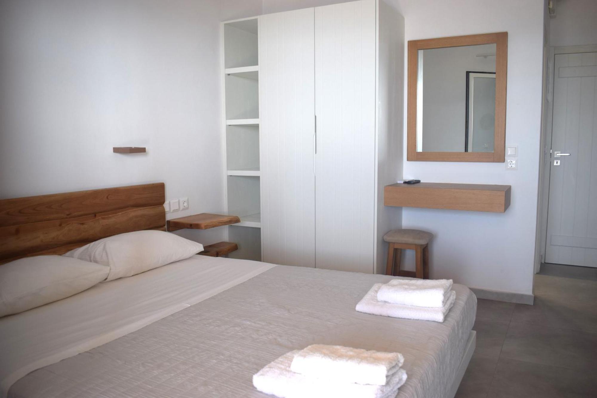 Κalamitsi Rooms & Apartments Kímolos エクステリア 写真