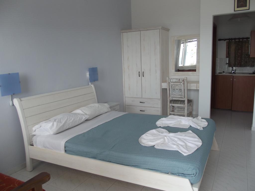 Κalamitsi Rooms & Apartments Kímolos エクステリア 写真